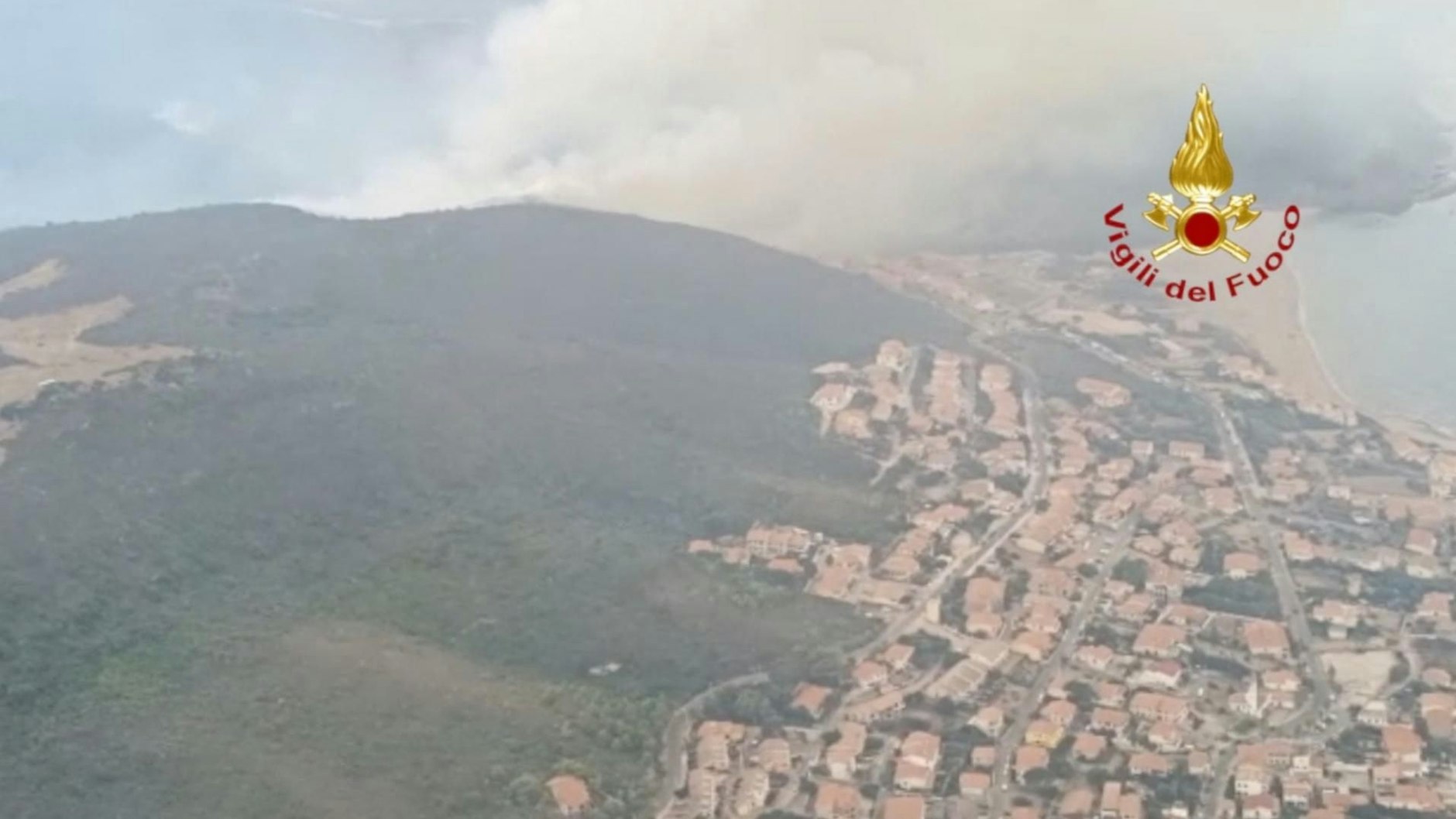Die Stadt Oristano ist vollkommen in Rauch gehüllt.