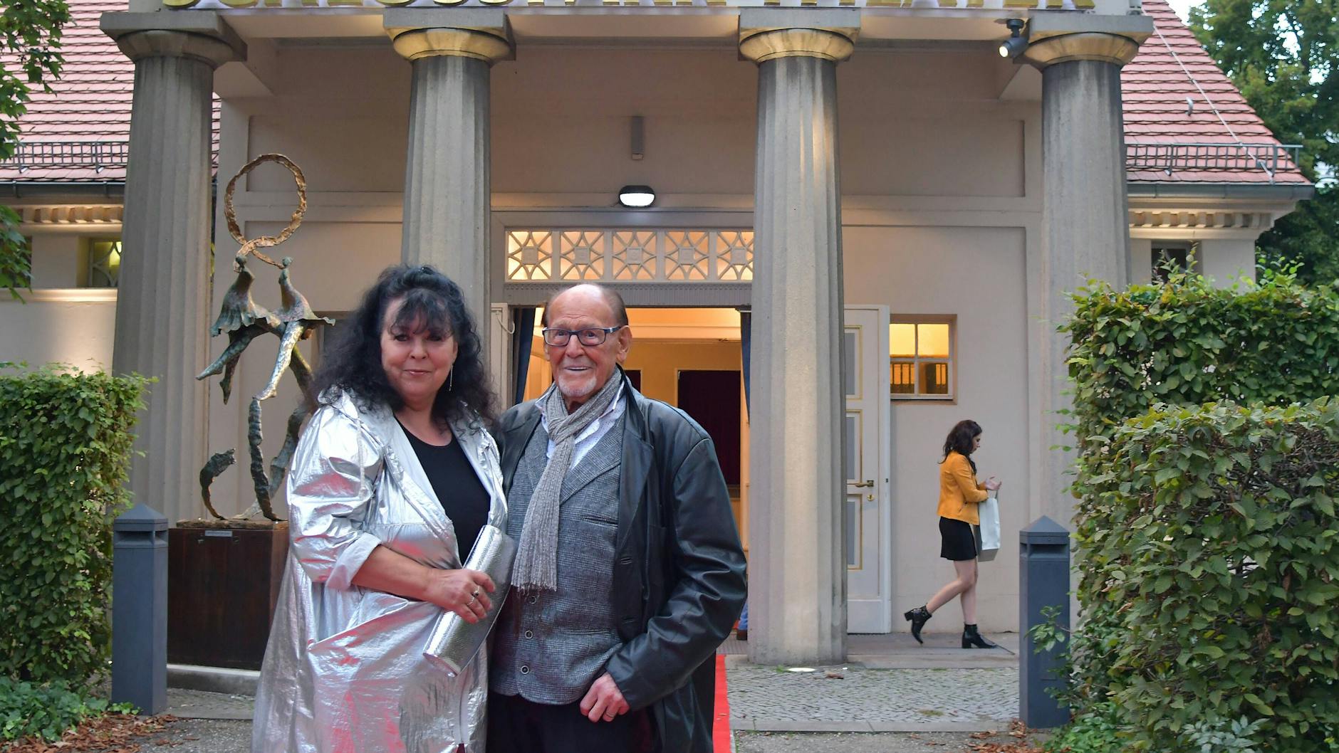 Herbert Köfer mit seiner Frau Heike vor dem Schlosspark-Theater: Das Paar war seit 20 Jahren verheiratet.