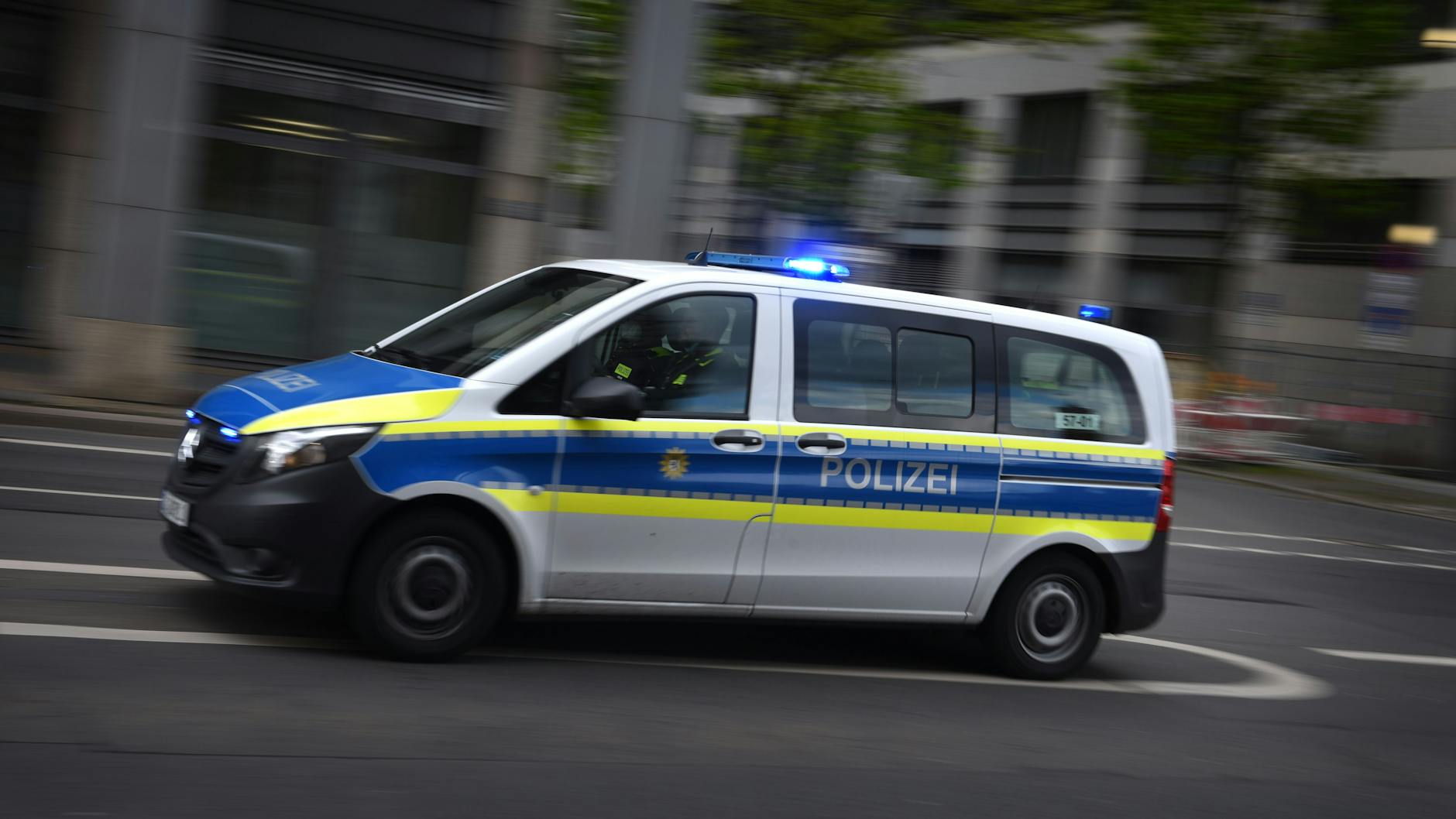 Fünf Polizisten sollen sich im Dienst rassistisch und menschenverachtend verhalten haben. 