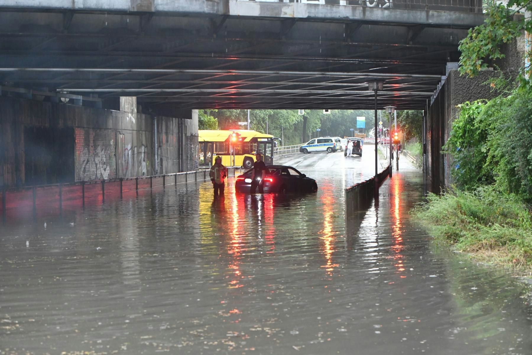 Feuerwehr Berlin im Dauereinsatz: Straßen überflutet und Bäume umgestürzt - Vimarsana News