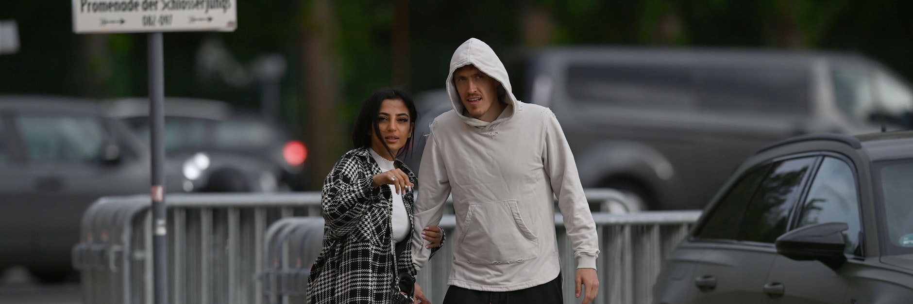 Max Kruse mit seiner Dilara auf dem Parkplatz vor der Alten Försterei.&nbsp;