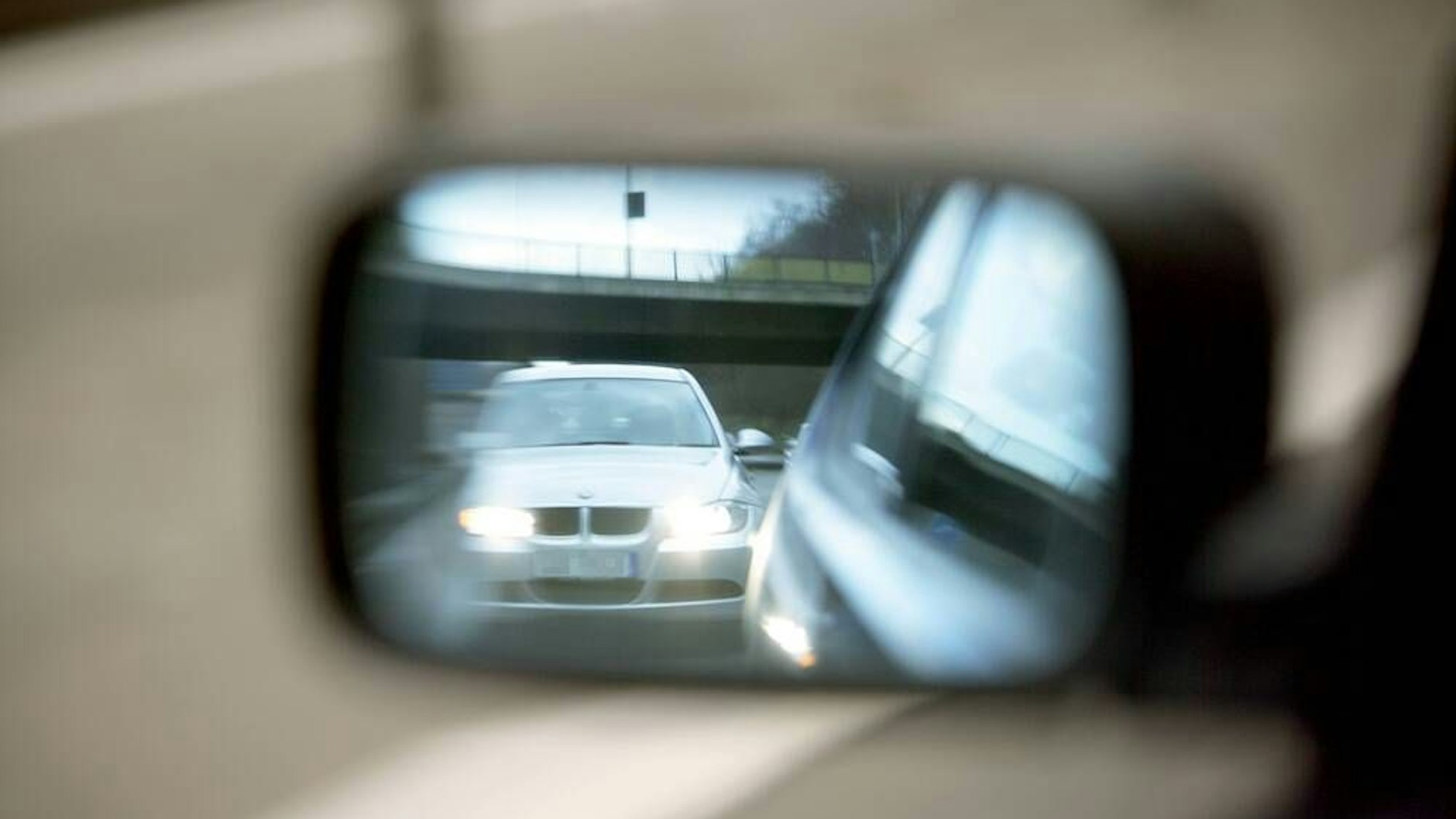 Wer weniger als einen Meter auffährt auf der Autobahn, begeht womöglich eine Straftat.