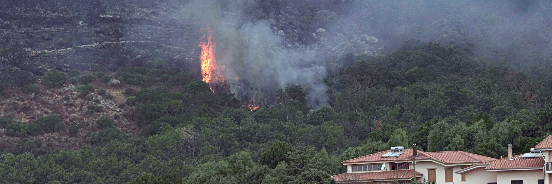 Das Feuer im Westen Sardiniens dringt immer weiter in bewohntes Gebiet vor.