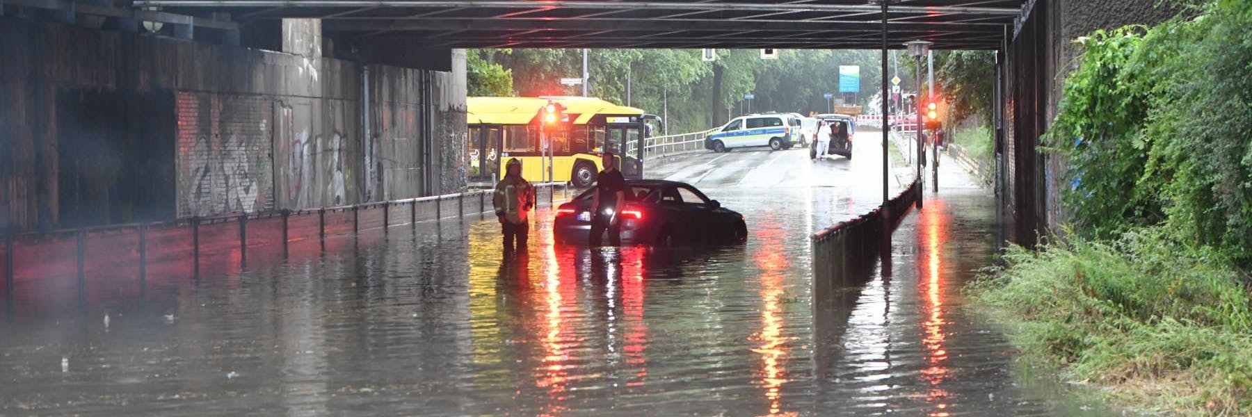 Feuerwehrleute befreien in der Marzahner Chaussee ein Auto.<br><br> <br>