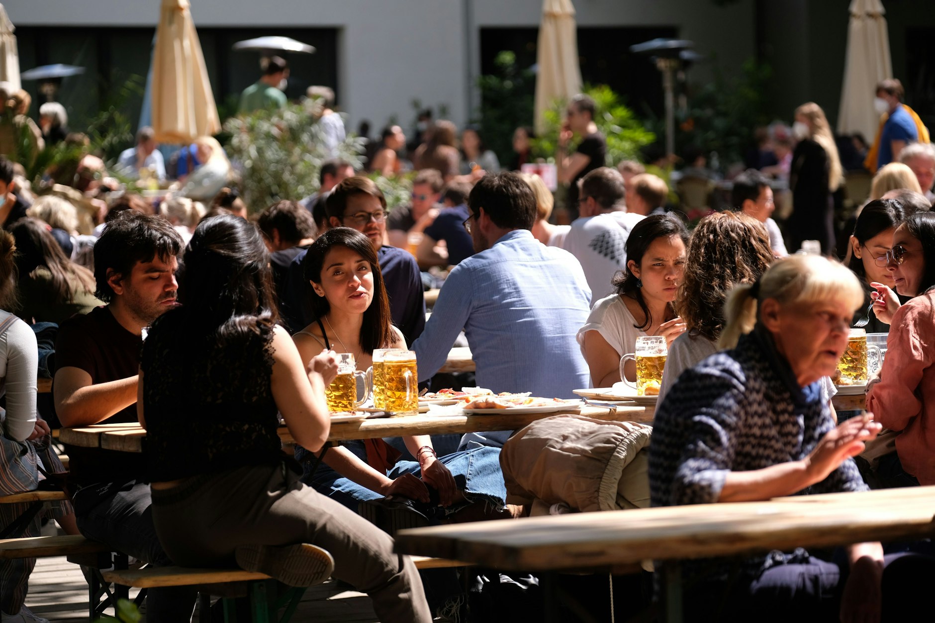 Der Besuch im Berliner Biergarten nur mit Corona-Impfung ist für Gastronomen die letzte Option.<br><br>