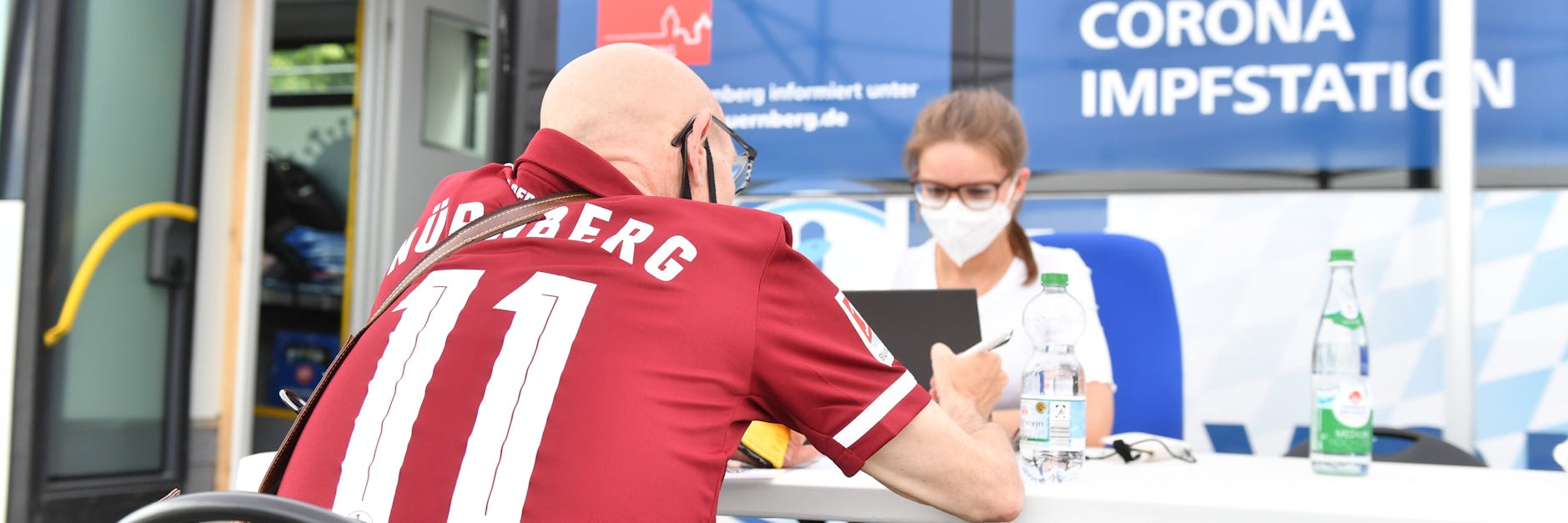 Vor und nach dem Kick Nürnberg-Aue konnten sich Fans am Nürnberger Stadion impfen lassen. Rund 50 griffen bei Johnson & Johnson zu, sind beim nächsten Heimspiel geschützt und dürfen mit Sicherheit rein.