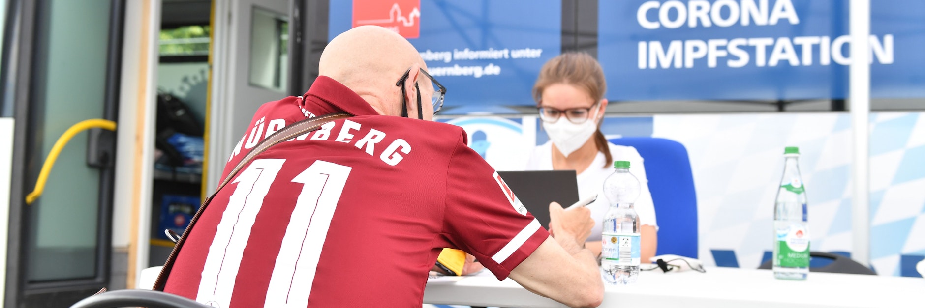 Vor und nach dem Kick Nürnberg-Aue konnten sich Fans am Nürnberger Stadion impfen lassen. Rund 50 griffen bei Johnson &amp; Johnson zu, sind beim nächsten Heimspiel geschützt und dürfen mit Sicherheit rein.