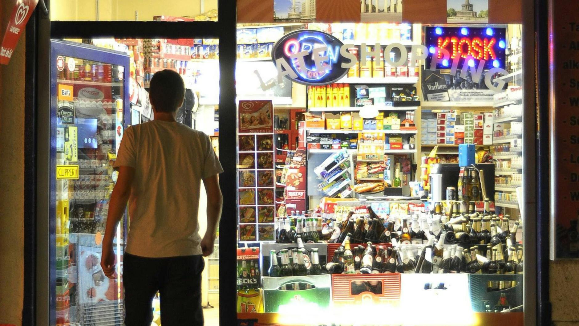 Ein Spätkauf in Berlin. Besonders abends trifft man hier auf die merkwürdigsten Stadtgestalten.