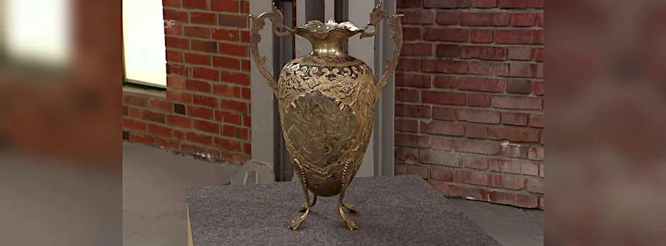 Bei „Bares für Rares“ steht diese prunkvolle Vase aus Persien zum Verkauf.