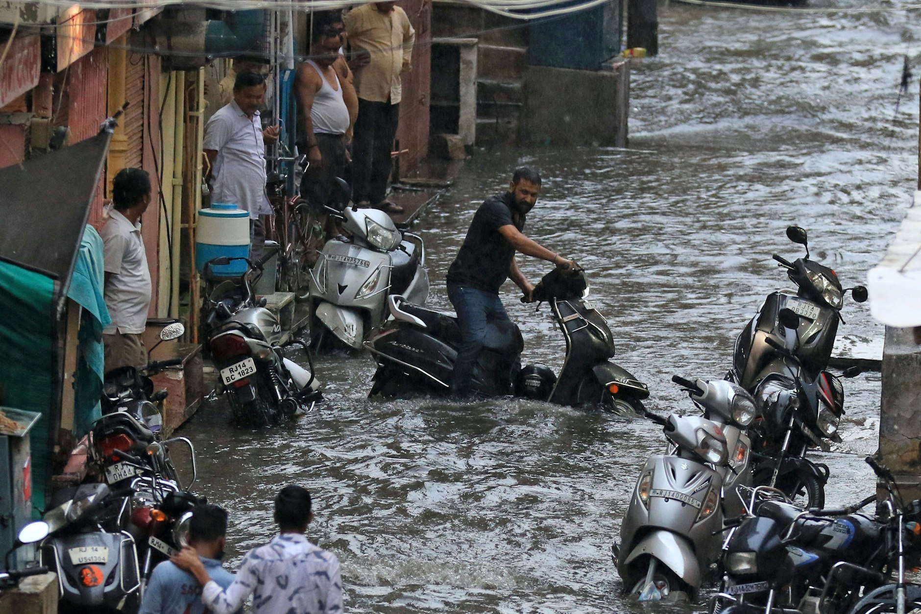 Zahlreiche Straßen in Indien wurden durch den Monsunregen überflutet.