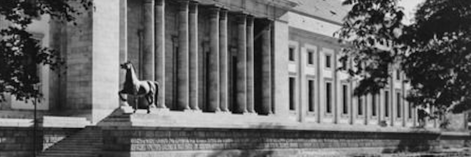 Die Schreitenden Pferde auf der Gartenseite von Hitlers Reichskanzlei.