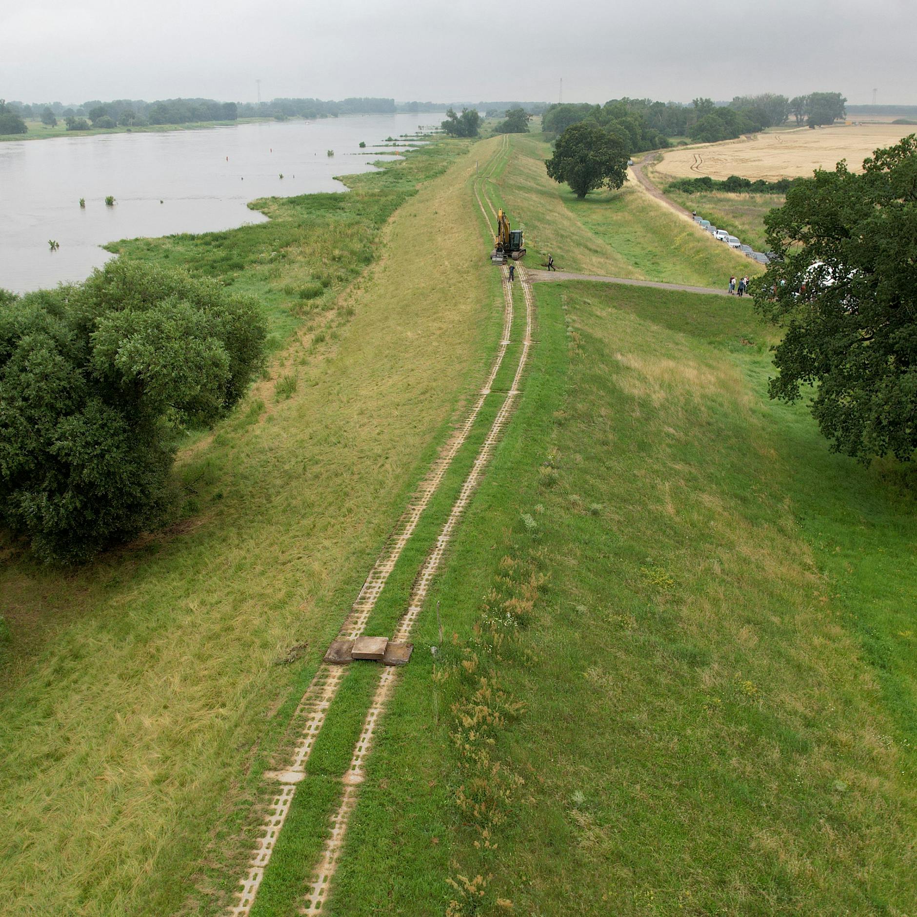 Selbstgebautes Floß mit fünf Personen drohte auf der Elbe zu kentern