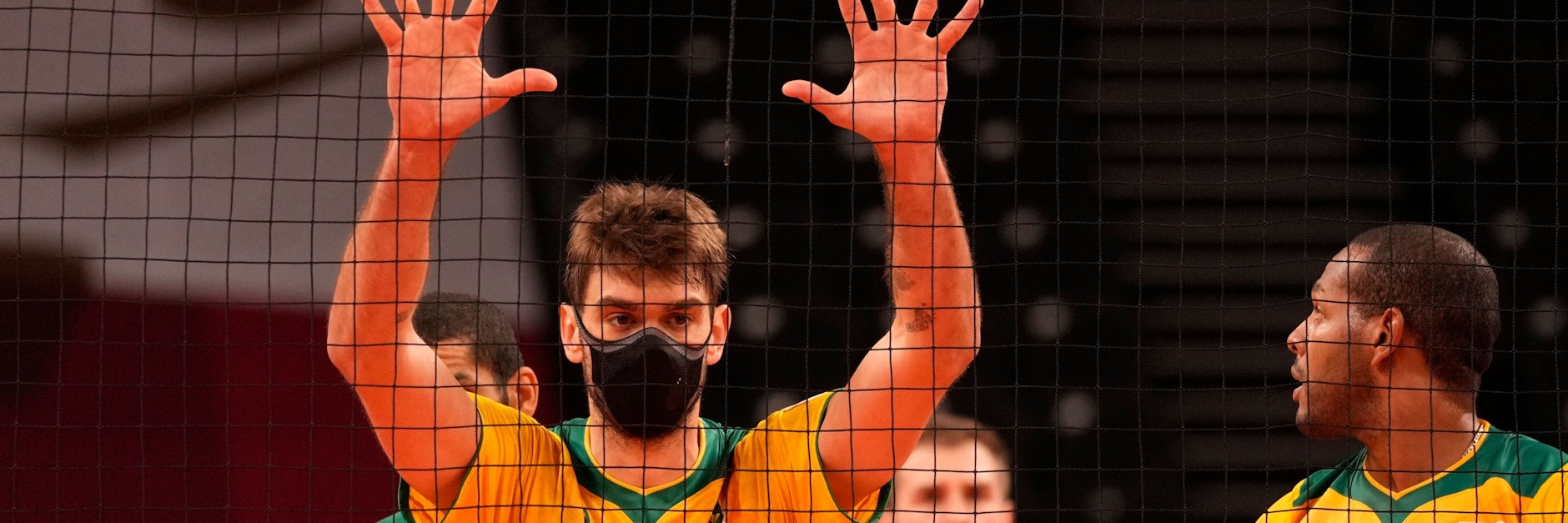 Brasiliens Mittelblocker Lucas Saatkamp trägt auch während der Spiele eine Schutzmaske.