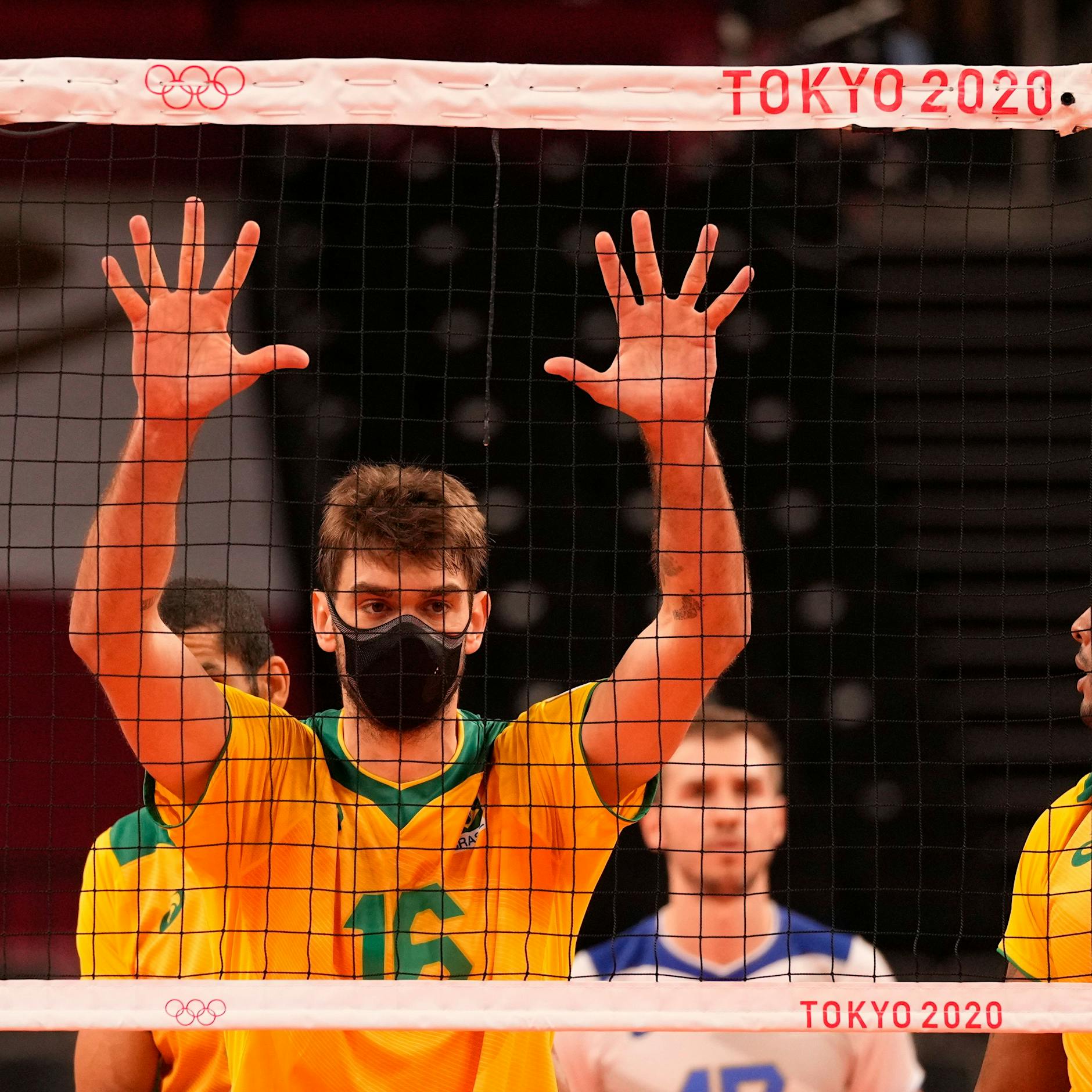 Volleyballer Lucas Saatkamp: DARUM spielt der brasilianische Mittelblocker bei Olympia mit Maske