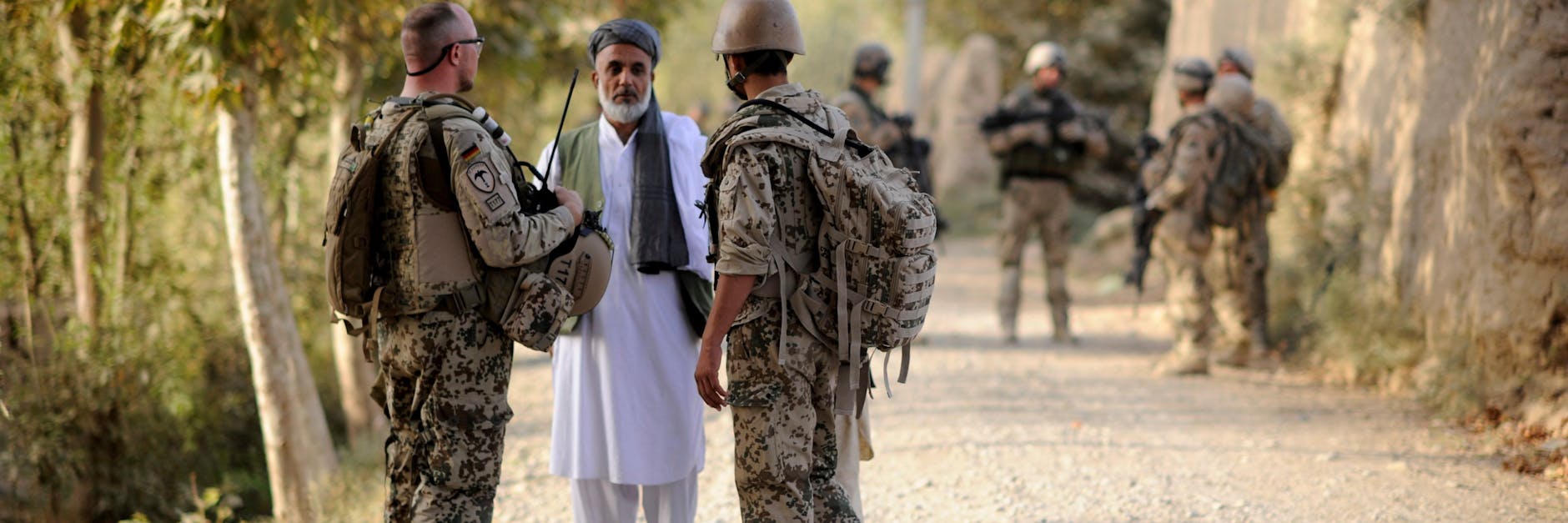 Afghanistan: Bundeswehrsoldat (l.) und Dolmetscher (r.) im Gespräch mit einem Afghanen. Viele afghanische Ortskräfte kommen jetzt nach Deutschland.