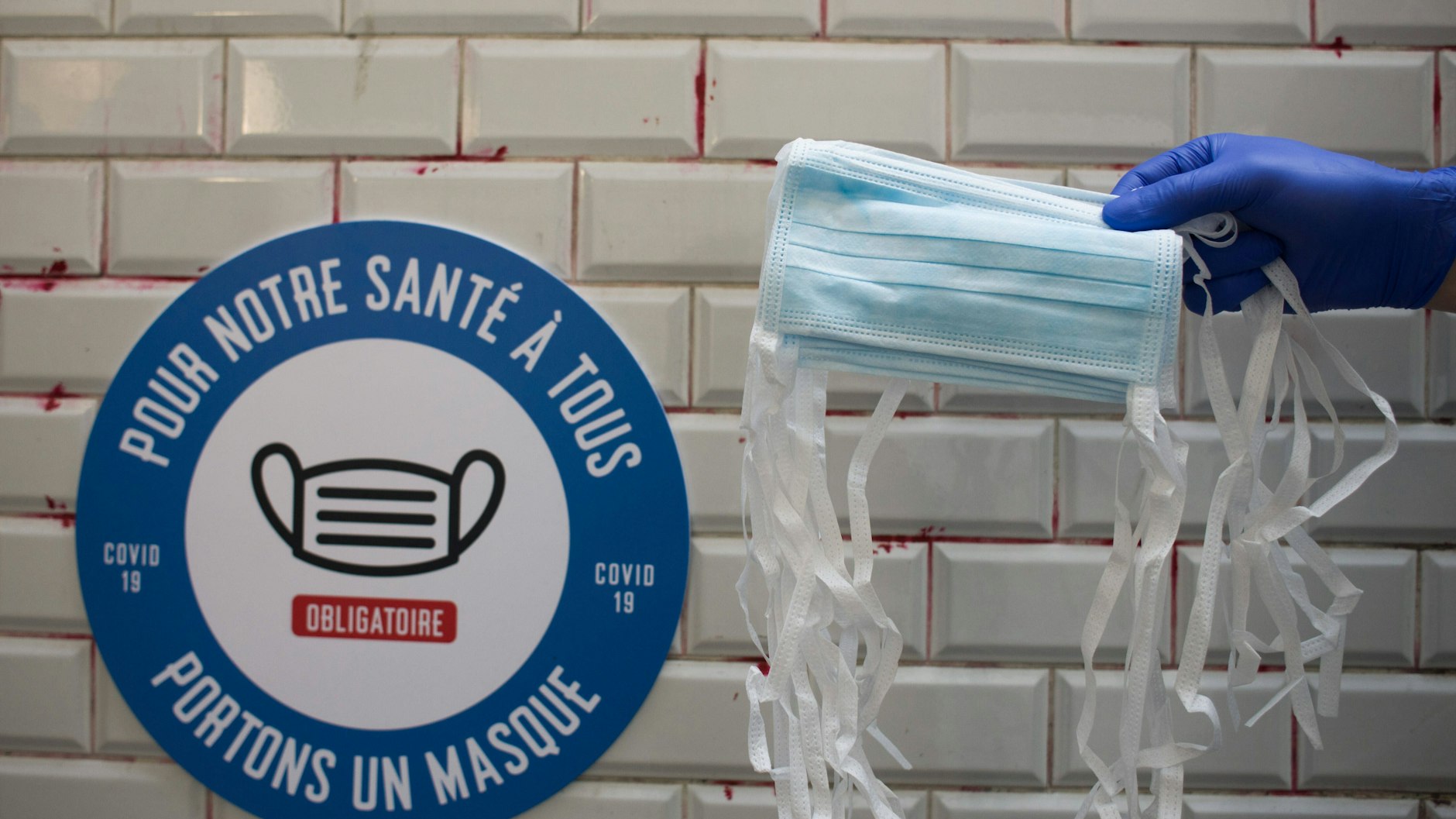 Um die Ausbreitung des Delta-Virus einzudämmen, muss in manchen französischen Regionen auch im Freien wieder eine Maske getragen werden.