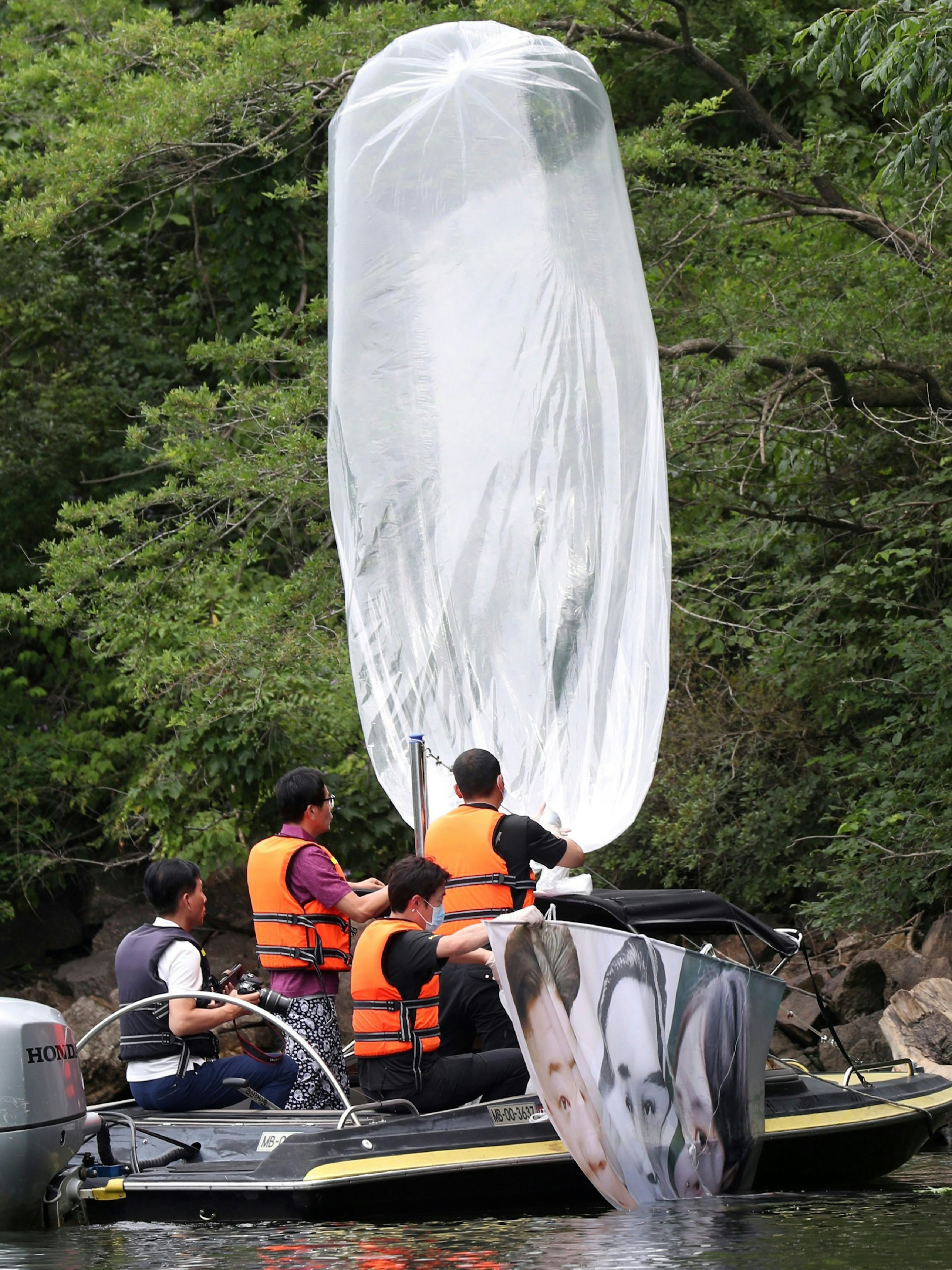 Südkoreanische Polizisten bergen einen Ballon, der es mit seiner Botschaft gegen das Regime nicht nach Nordkorea geschafft hatte.&nbsp;