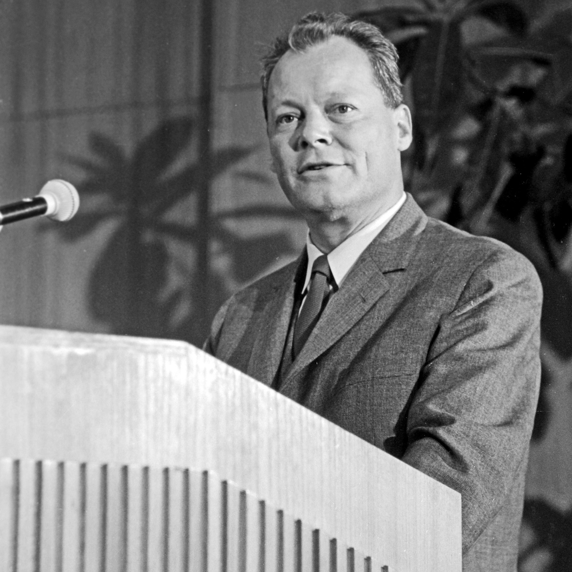 Der Regierende Bürgermeister von Berlin, Willy Brandt, als Redner beim 13. Kongress des Internationalen Bundes der Privatangestellten, Juli 1961.&nbsp;