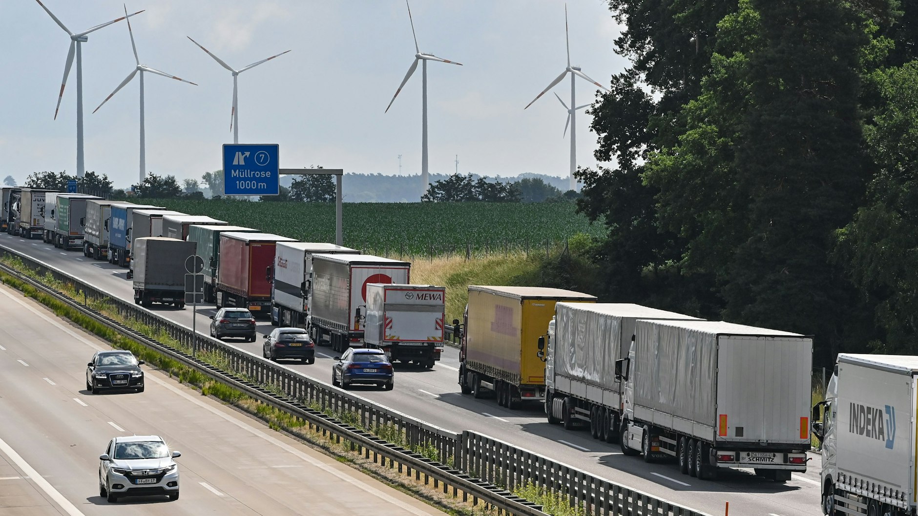 Mit den Lkw-Kolonnen auf der Autobahn A12 gen Frankfurt (Oder), häufig im Stau, wird der deutsch-polnische Handel greifbar.