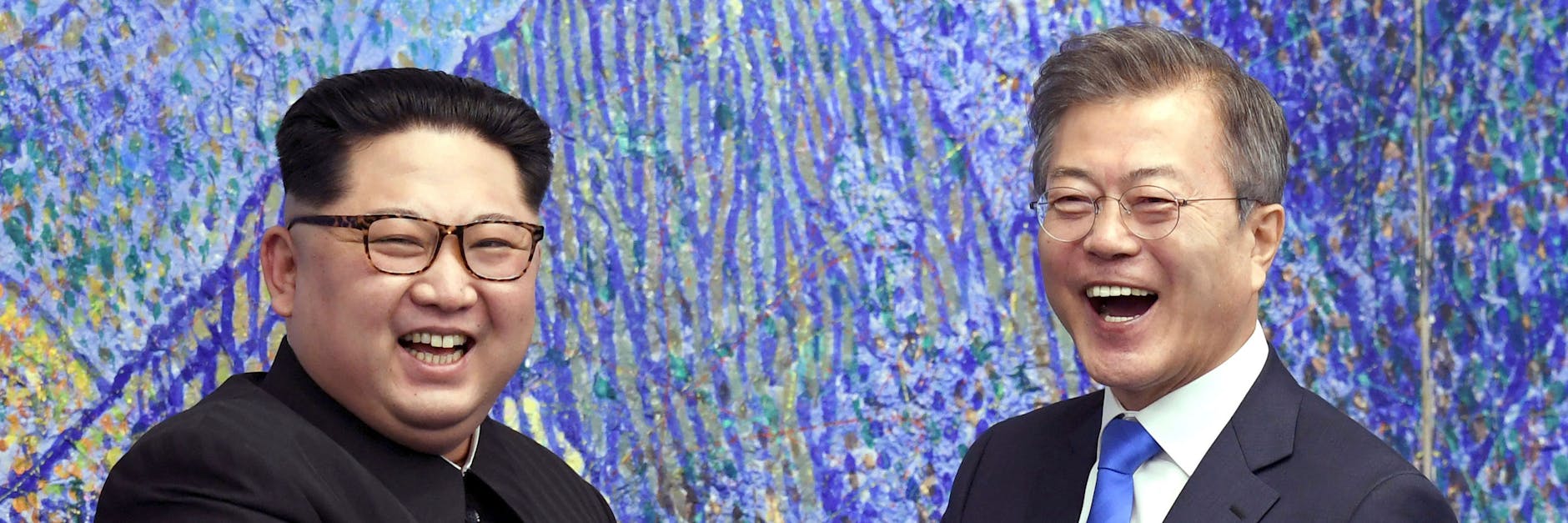 Lächeln ... Nordkoreas Diktator Kim (l.) und Südkoreas Präsident Moon 2018. Ein neues Treffen ist nicht in Sicht, aber die Telefonleitungen stehen wieder.