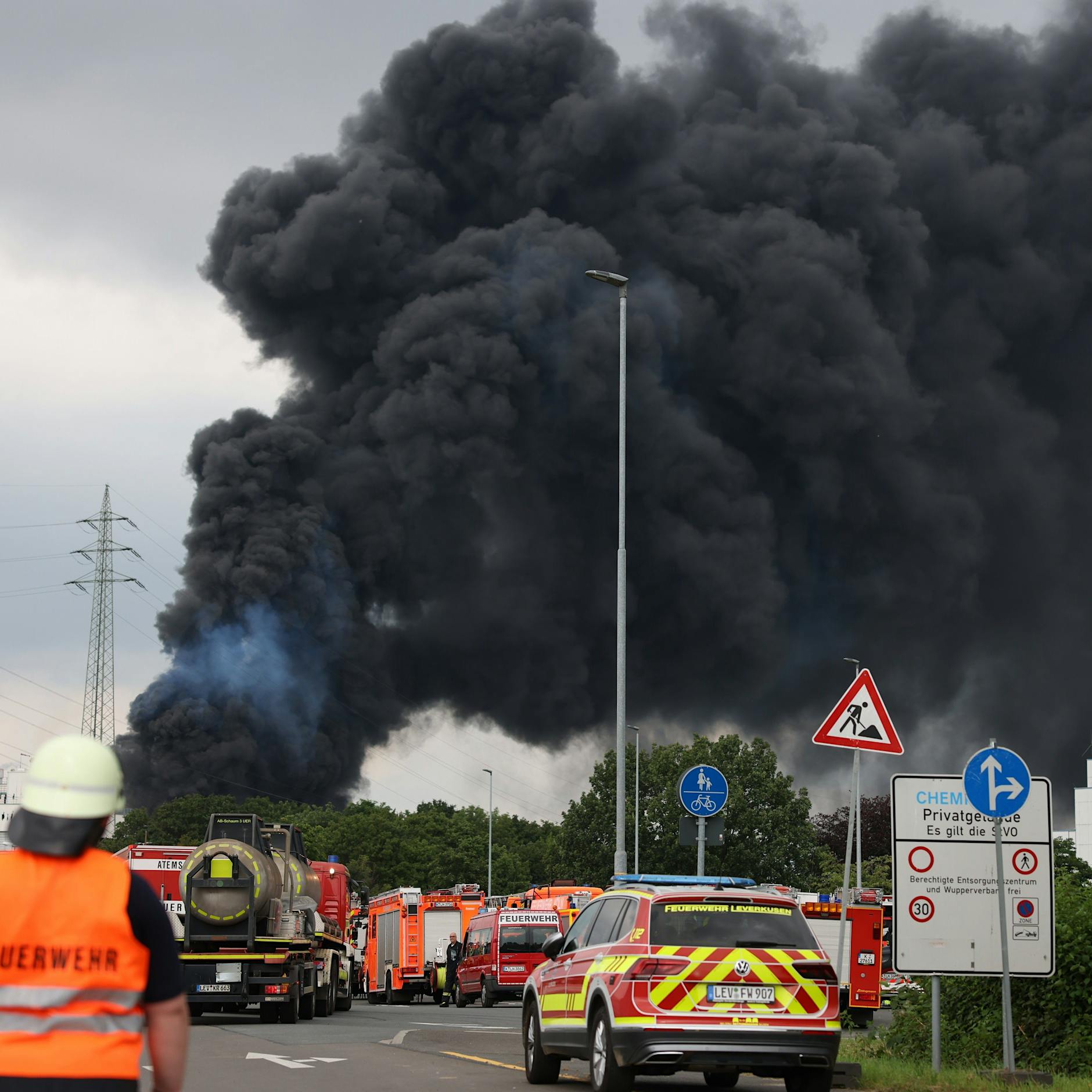 Leverkusen: Explosion in Chemiefabrik +++ Zwei Mitarbeiter tot +++ Behörden warnen vor „extremer Gefahr“ +++ Stadt schließt Spielplätze
