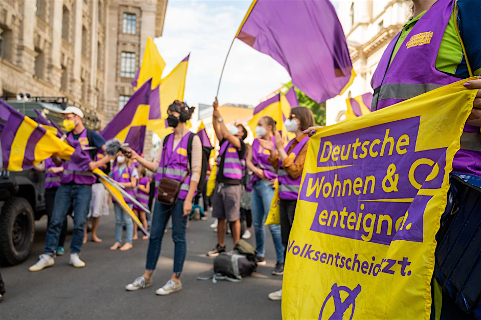 Dürften nun Auftrieb erhalten: Unterstützer der Initiative Deutsche Wohnen & Co enteignen. Hier bei der Übergabe der Unterschriften für einen Volksentscheid.