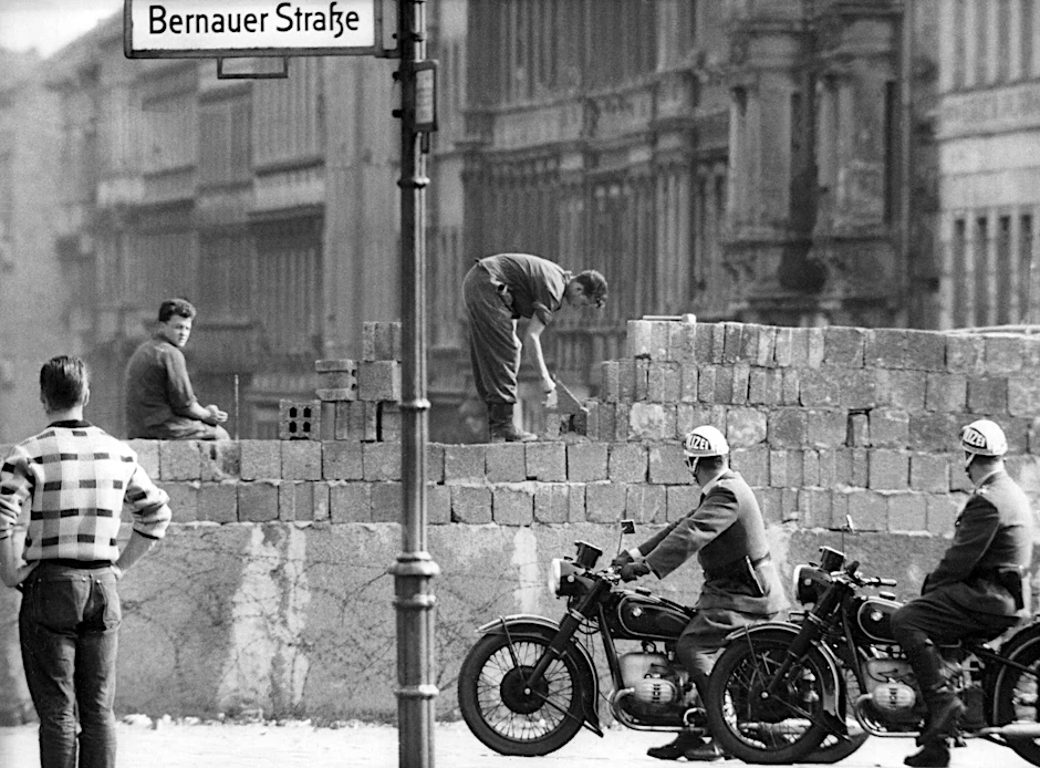 Arbeiter erhöhen die Sektorensperre an der Bernauer Straße in Berlin im August 1961.&nbsp;
