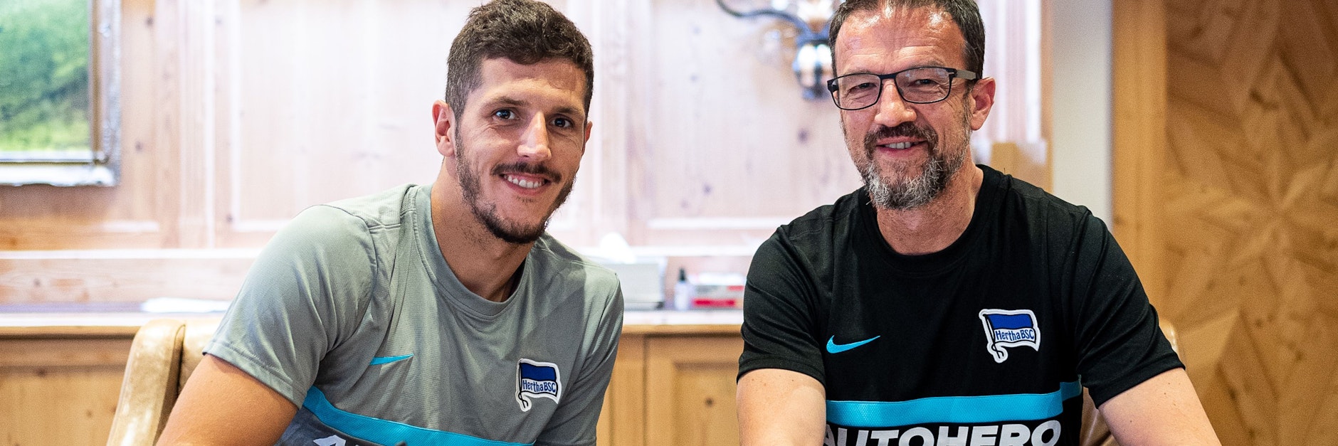 Die Tinte ist trocken. Stürmer Stevan Jovetic unterschreibt seinen neuen Vertrag. Fredi Bobic ist zufrieden.