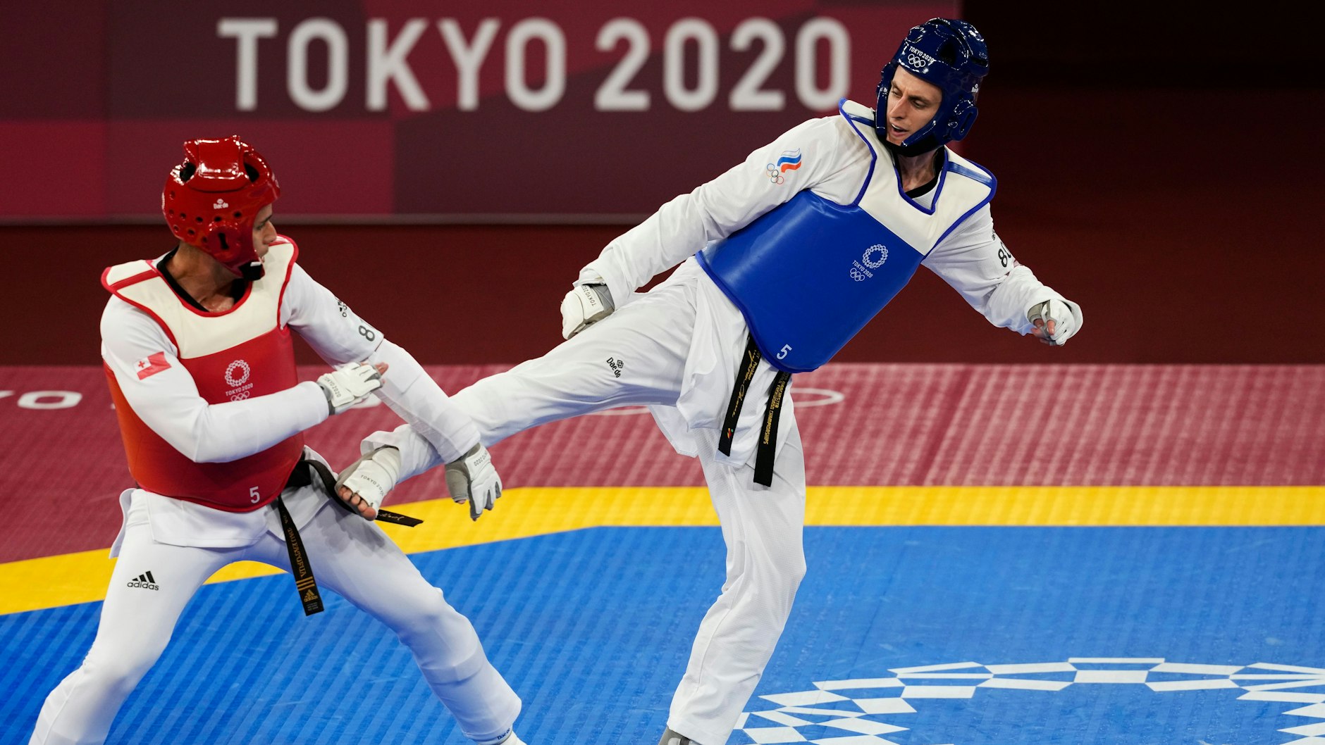 Tongas legendärer Fahnenträger Taufatofua Spaß trotz Prügel