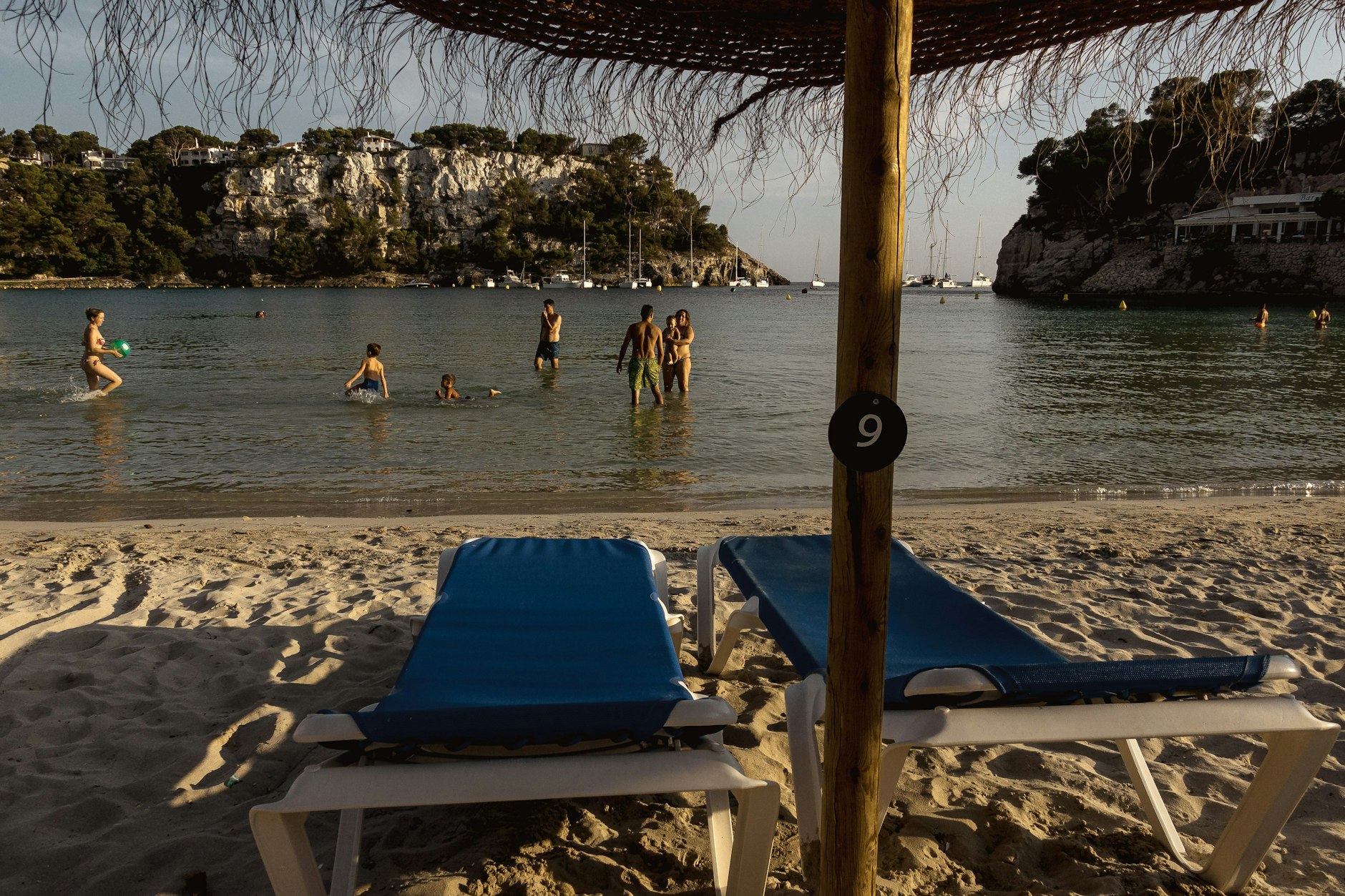 Spanien, Ferreries: Strandbesucher genießen das Mittelmeer an Menorcas Südküste. Die Bundesregierung hat ganz Spanien zum Hochinzidenzgebiet erklärt. 