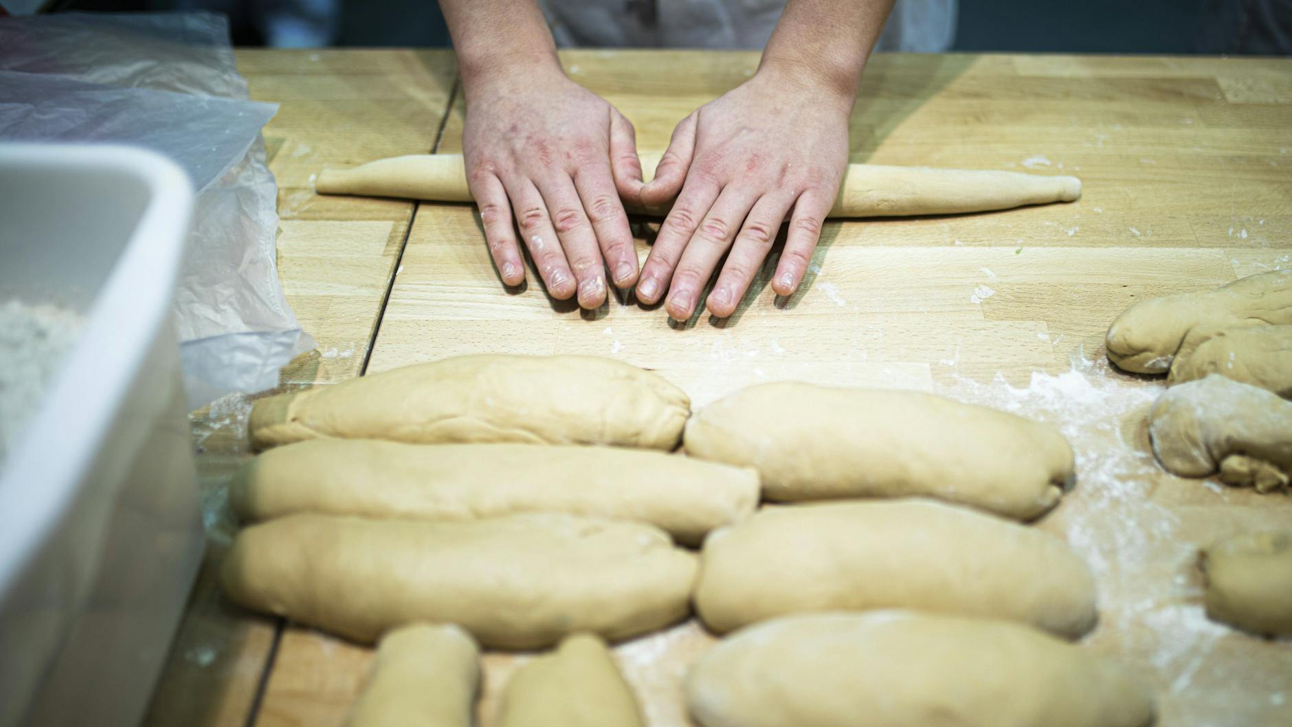 Der Bäckerberuf könnte schon jetzt vollständig von Maschinen übernommen werden. Wegfallen wird er aber wohl dennoch nicht, meint ein Experte.