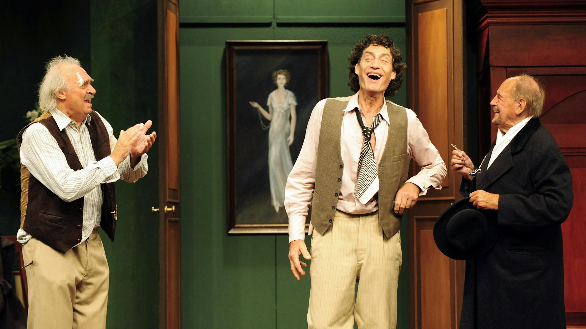 Achim Wolff, Winfried Glatzeder und Herbert Köfer in der „Pension Schöller“ auf der Bühne der Komödie am Kurfürstendamm.