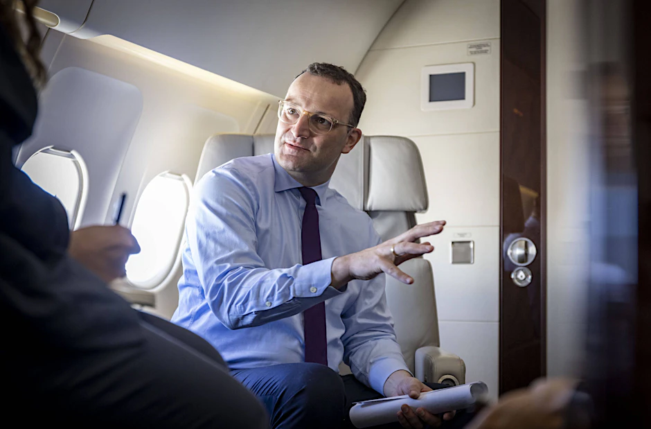 Bundesgesundheitsminister Jens Spahn (CDU) während einer Flugreise nach Genf (Archivbild).&nbsp;