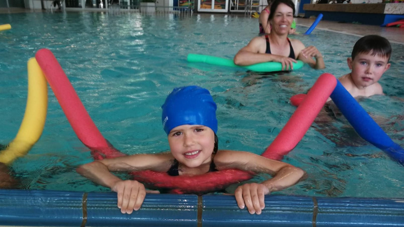 Mia (6) freut sich sichtlich über ihre Erfolge im Schwimmkurs.