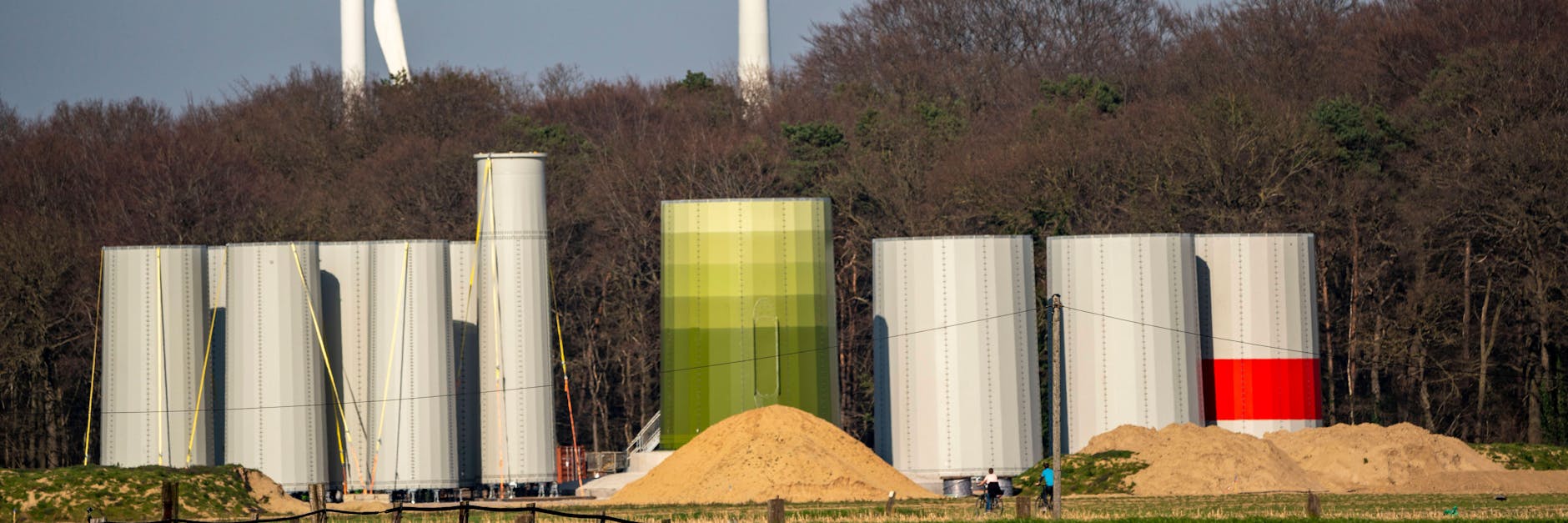 Fertig zum Zusammenbau: Teile eines Pfeilers für eine neue Windkraftanlage am Niederrhein.
