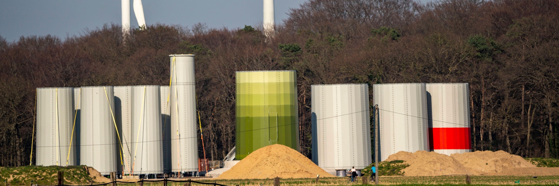 Fertig zum Zusammenbau: Teile eines Pfeilers für eine neue Windkraftanlage am Niederrhein.
