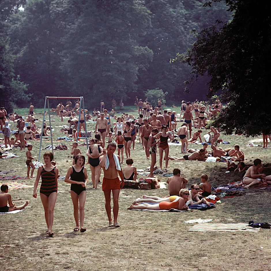 Liegewiese in der DDR, um 1980