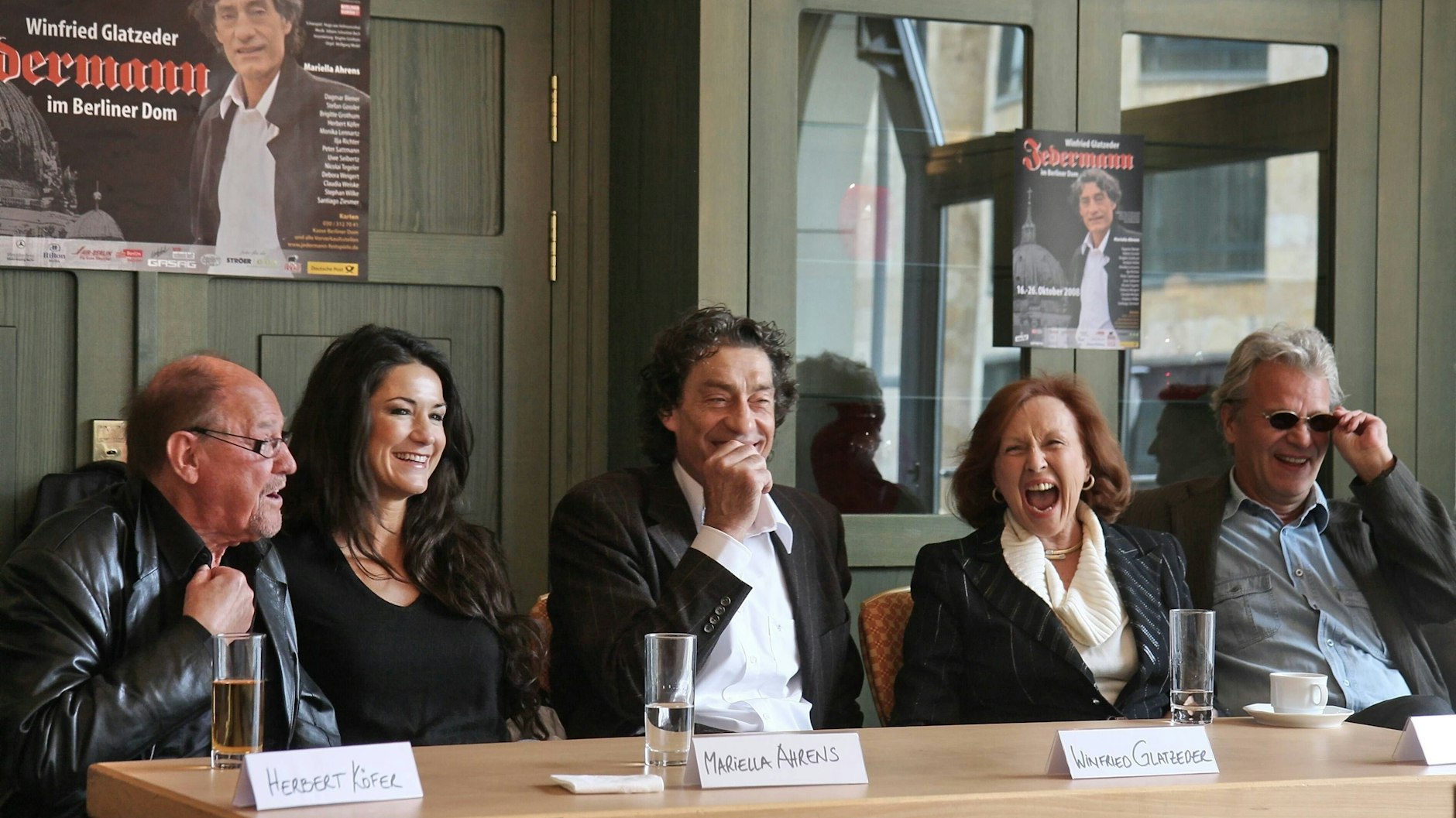 2008 Pressekonferenz für „Jedermann“: „Herbert gehörte zu den Kollegen, die auch stets hinter der Bühne im Einsatz waren und Werbung für die Aufführungen machte,“ sagt die damalige Festspielleiterin Brigitte Grothum. Und dabei hatte man auch viel Spaß, wie hier zu sehen ist. 