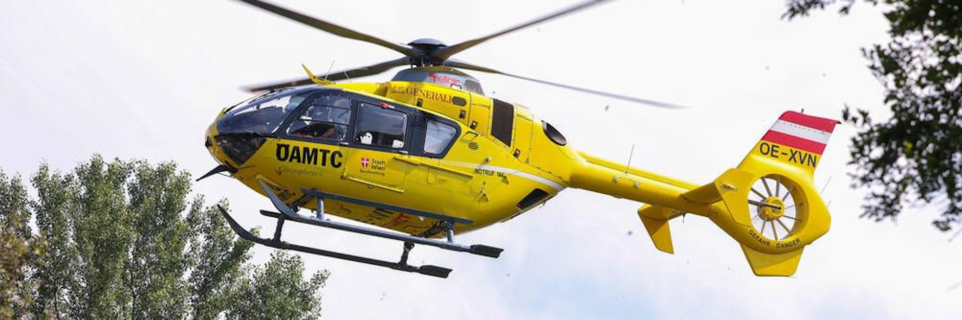 Bei einem Familien-Drama in Österreich wurden zwei Kinder und ihre Mutter mit Rettungshubschraubern in Kliniken geflogen. Für die Jungen kam die Hilfe aber zu spät.