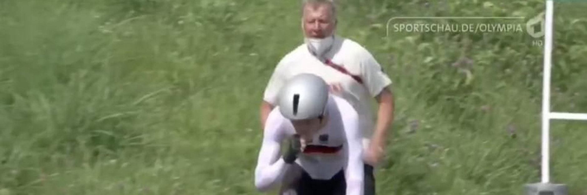 Radsport-Bundestrainer Patrick Moster will Nikias Arndt anfeuern – und sorgt dabei für einen Rassismus-Skandal.