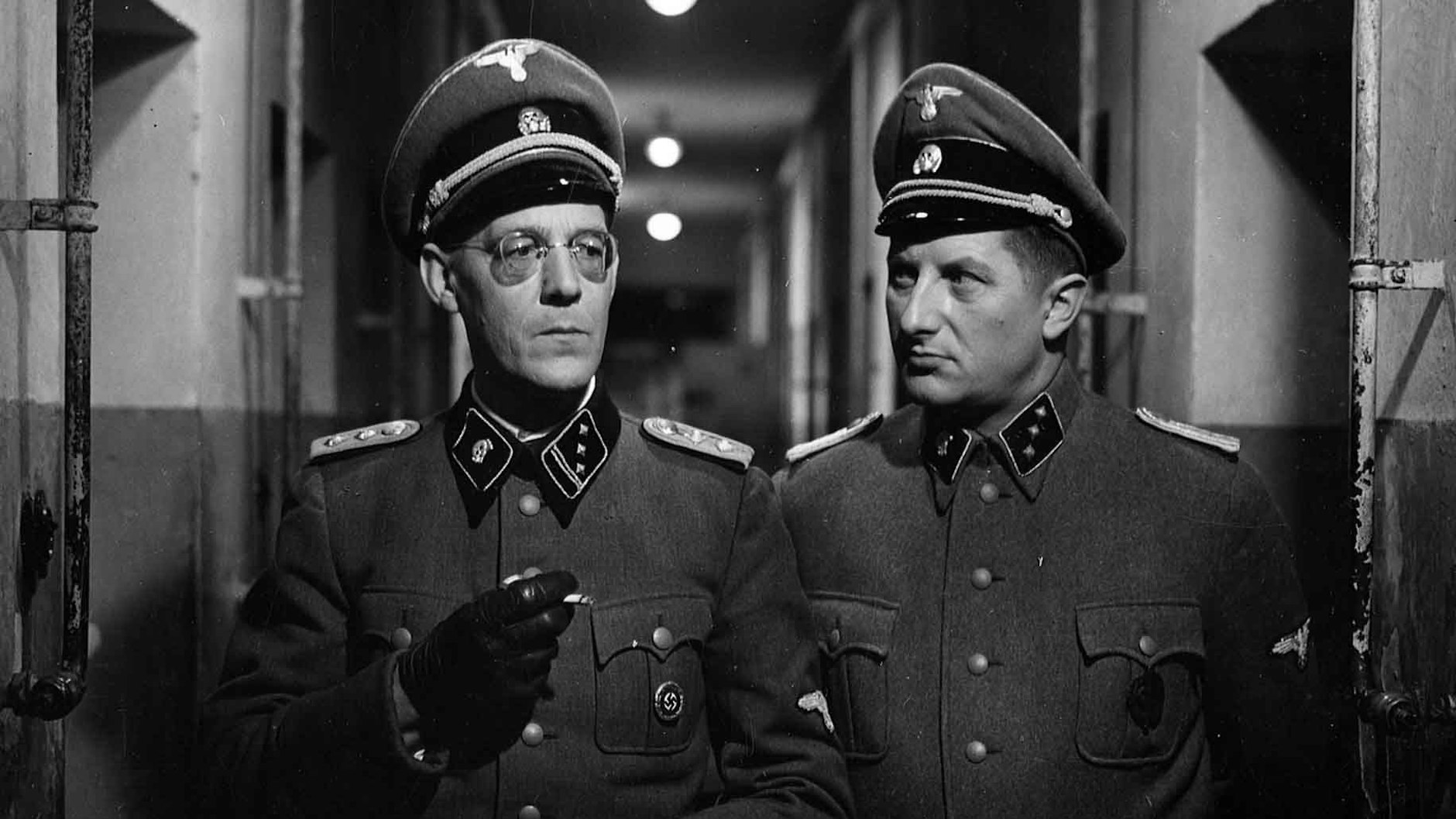 Herbert Köfer mit Erik S. Klein als SS-Mann in dem Defa-Film „Nackt unter Wölfen“ (1963): „Für diese ernste Rolle hat Herbert den Oscar verdient“, sagt Angelika Mann.<br>