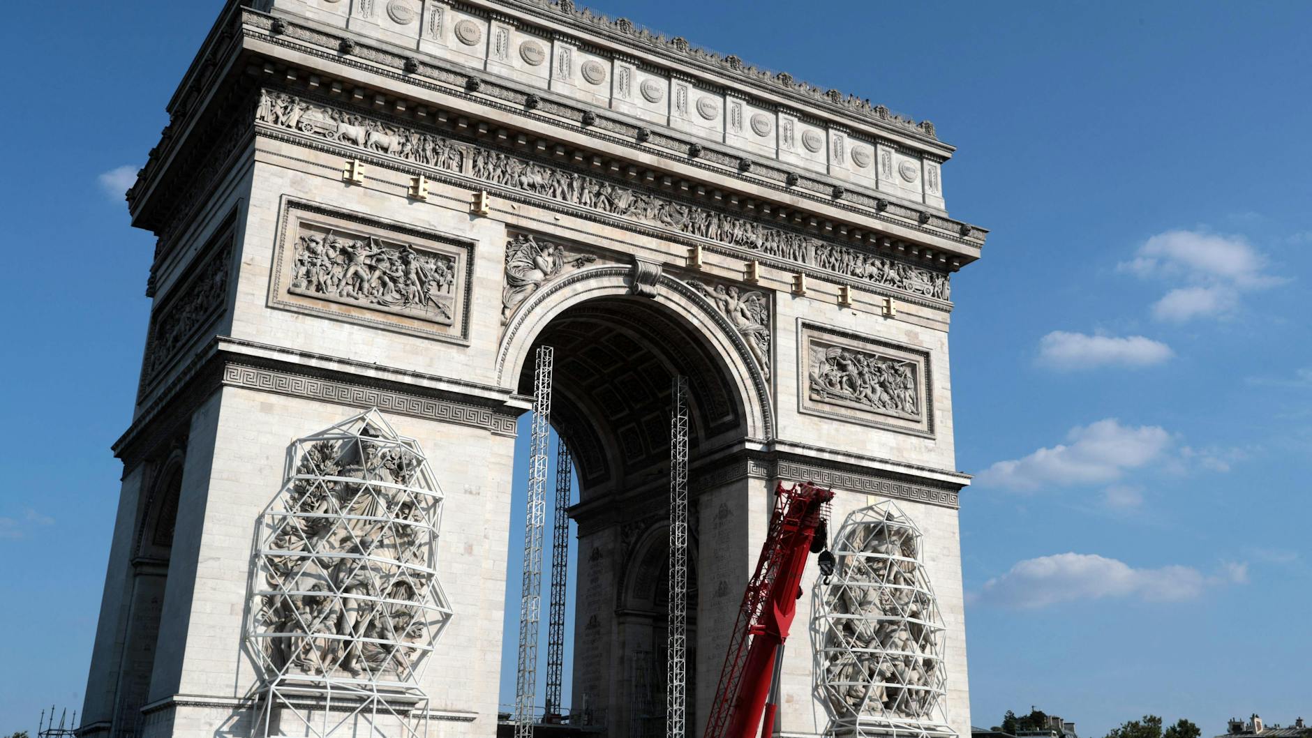 Schon trägt das Pariser Wahrzeichen Arc de Triomphe Schutzgitter über den Reliefs. Die vom Künstler Christo noch vor seinem Tod akribisch vorbereitete Verhüllung soll am 18. September perfekt sein.