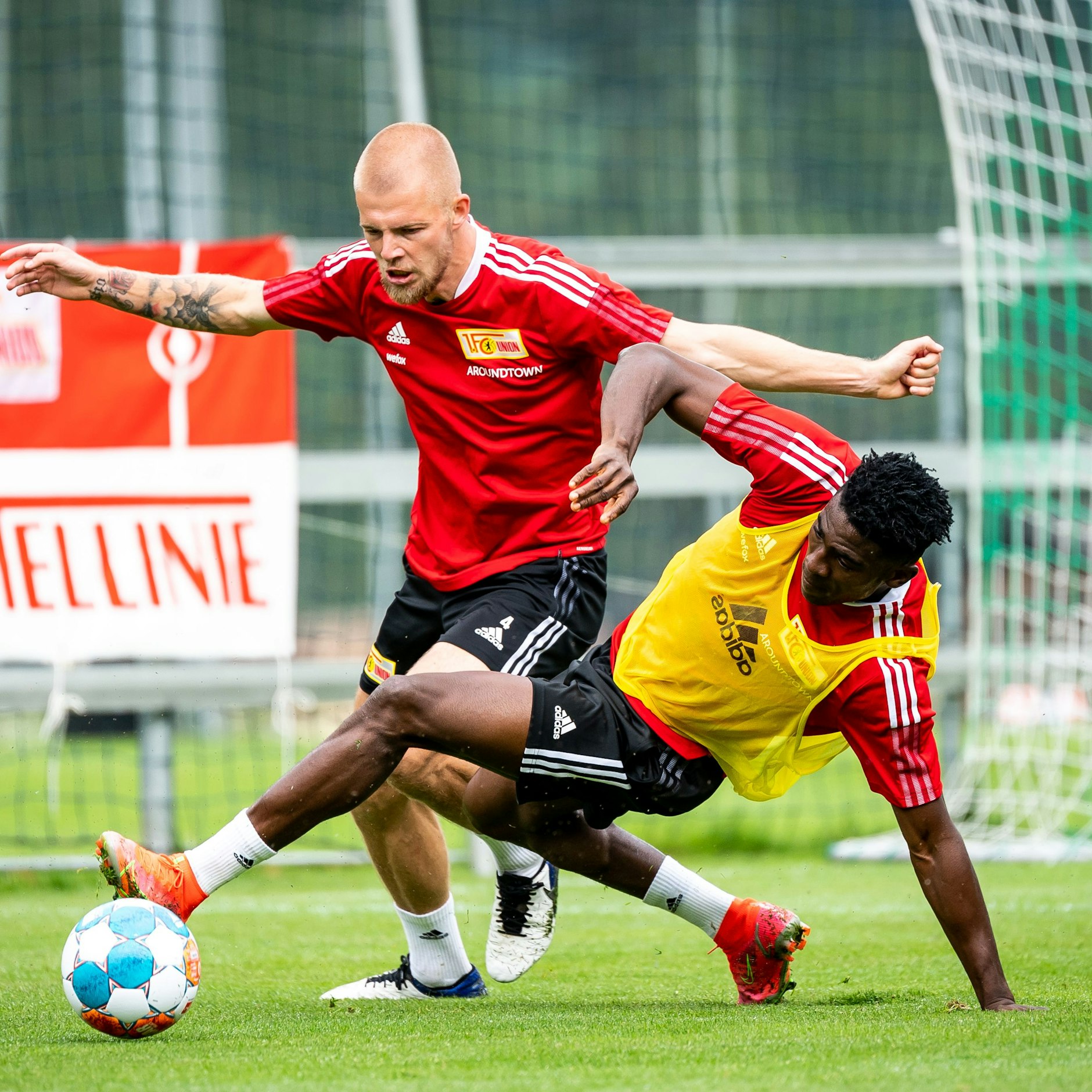 Unions Taiwo Awoniyi – hier im Zweikampf mit Rick van Drongelen – haut sich mächtig rein im Training.