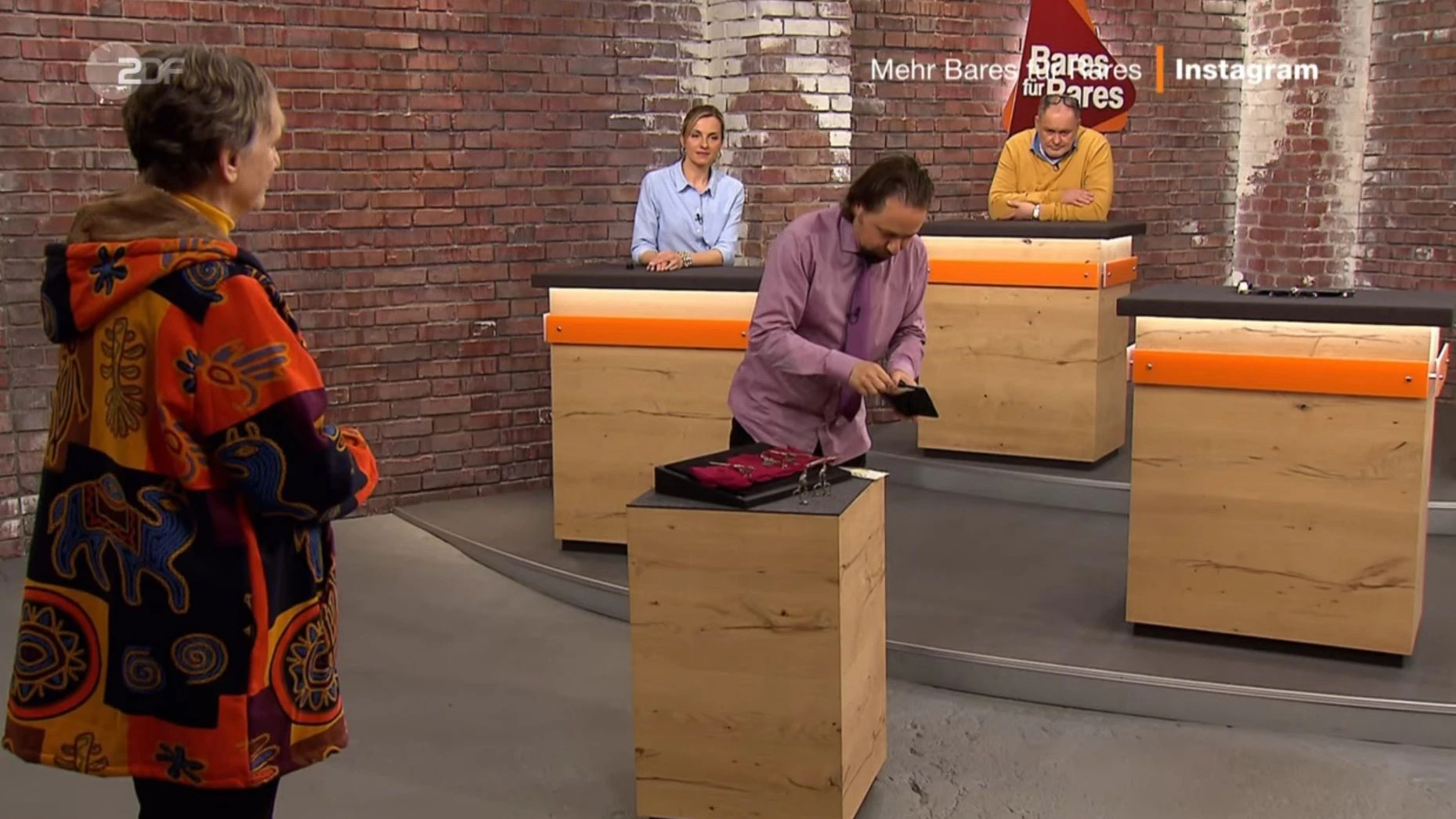 „Bares für Rares“-Händler Wolfgang Pauritsch kauft die skurrilen Störche.