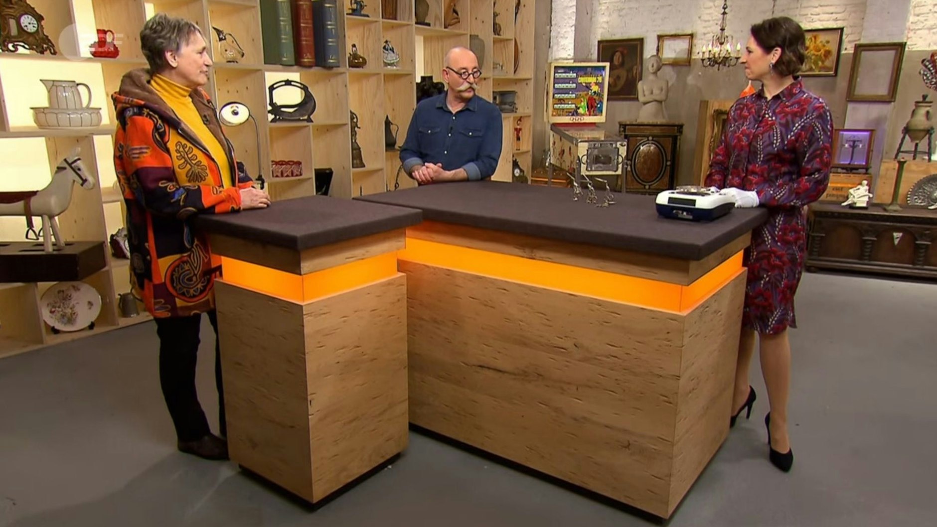 „Bares für Rares“-Expertin Wendela Horz bewertet die Störche in ihrer Expertise.