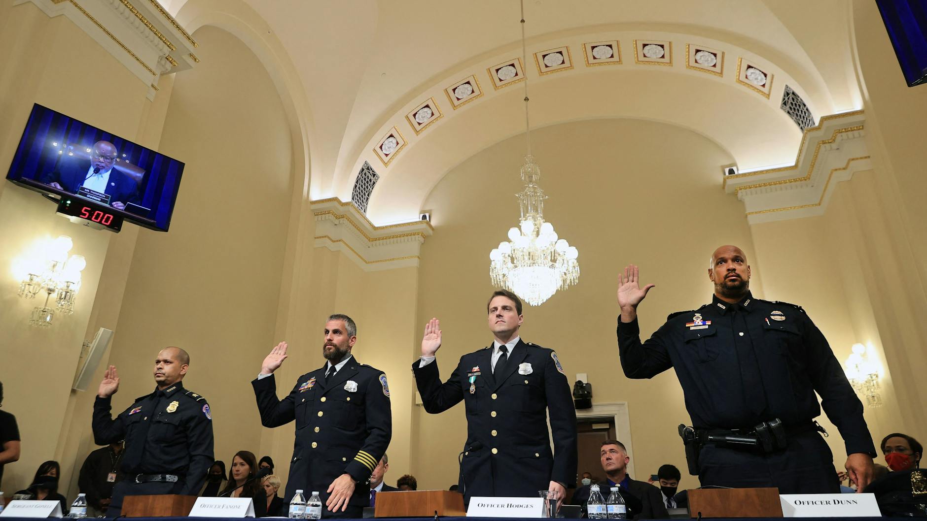 Die Polizisten Aquilino Gonell, Michael Fanone, Daniel Hodges und Harry Dunn (v. l.) werden vor ihrer Aussage im Kongressausschuss vereidigt. 