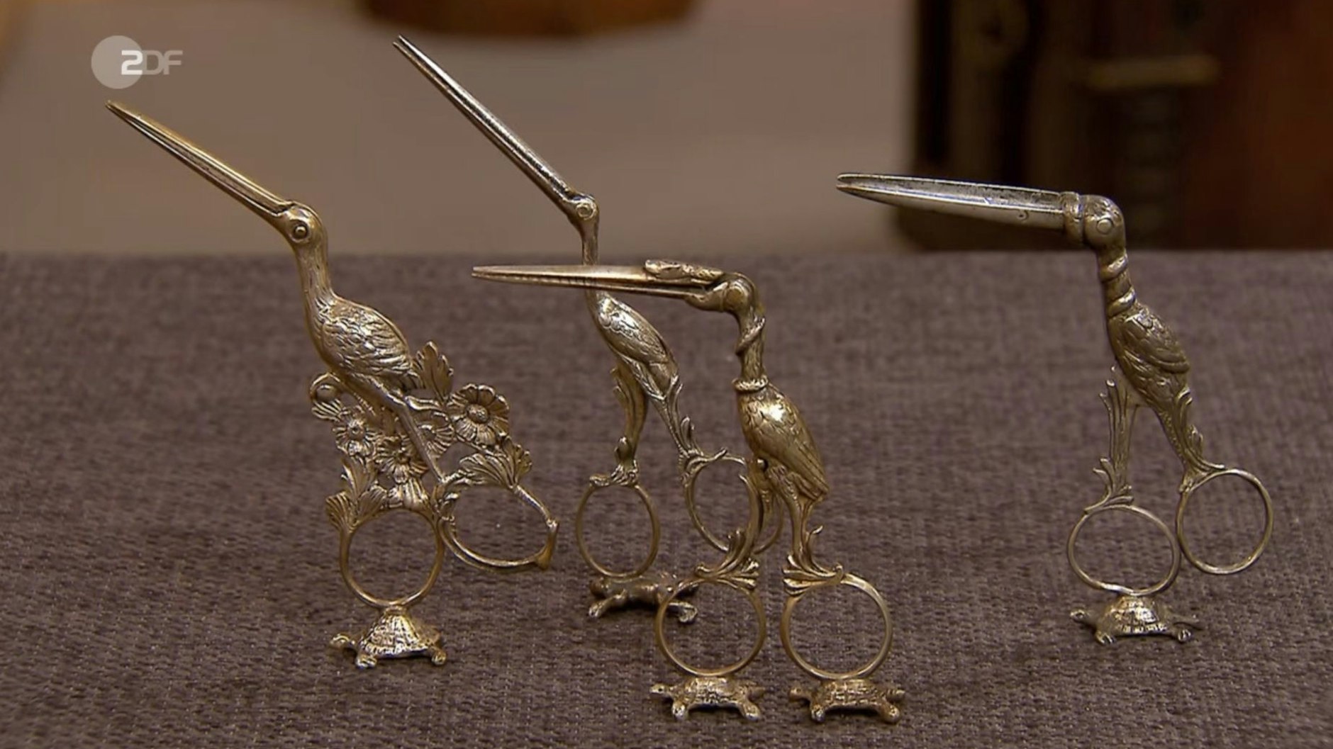 Bei „Bares für Rares“ stehen diese Störche, die früher von Hebammen als Nabelschnurklemmen benutzt wurden, zum Verkauf.