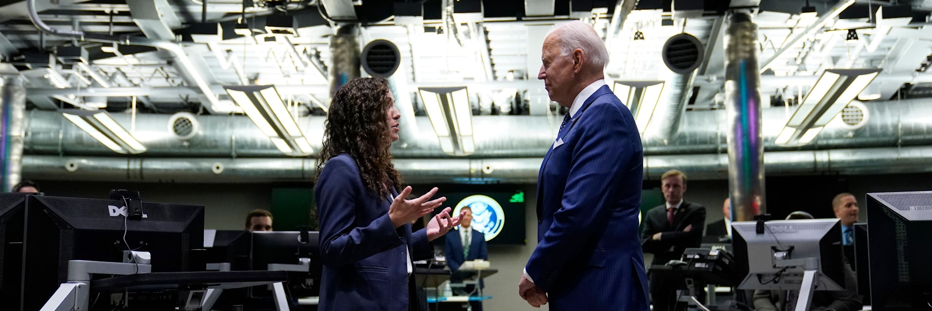 Präsident Joe Biden spricht im Büro der Geheimdienstkoordination mit Christy Abizaid, Chefin des Nationalen Zentrums für Terrorbekämpfung.&nbsp;