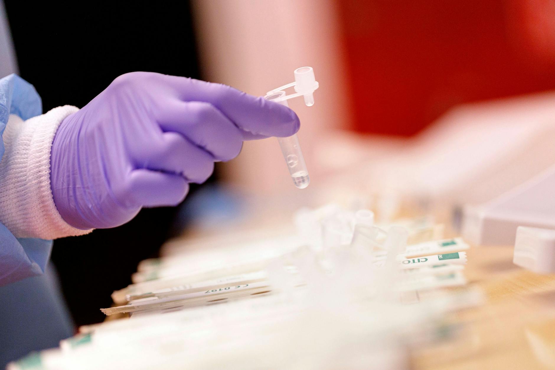 In Deutschland steigen die Corona-Infektionszahlen seit einigen Wochen wieder an (Symbolbild). 