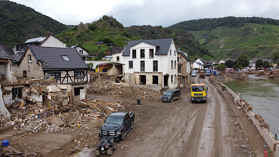 Tagelang waren die Einwohner von Mayschoß an der Ahr nach der Flut von der Außenwelt abgeschnitten. Sie haben ihr Schicksal selbst in die Hand genommen.&nbsp;